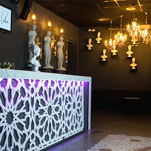 Decoración de local de ocio con iluminación personalizada – LUALE PROYECTOS
